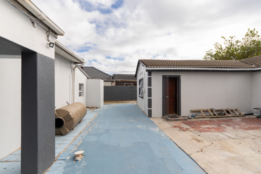 8 Bedroom Property for Sale in Parow Valley Western Cape